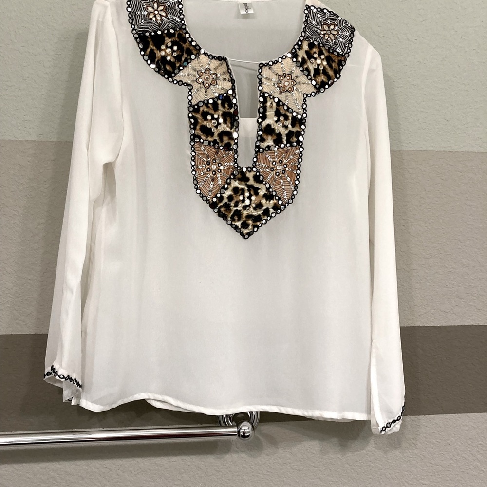 Georgette Top. Excellent Condition. White. Large. Beautiful